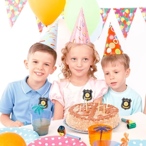 Autocollants fête de police pour enfants montrant des enfants fêtant un anniversaire