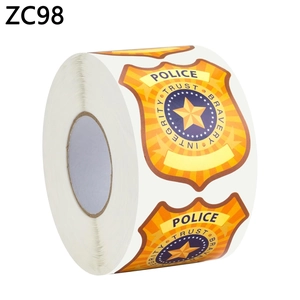 Gros plan de rouleaux d'autocollants insignes de police avec designs de bouclier variés