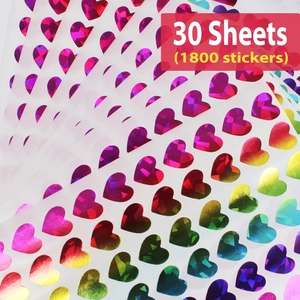 Vue macro de 30 feuilles d'autocollants coeur holographiques aux reflets arc-en-ciel