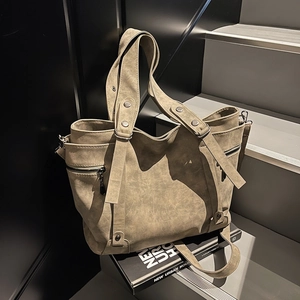 Sac fourre-tout rétro kaki avec rivets argentés et fermetures sur escalier moderne