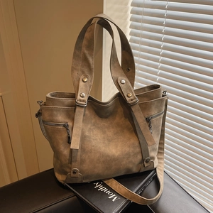 Sac fourre-tout rétro marron en faux daim avec bandoulière et détails de fermeture éclair