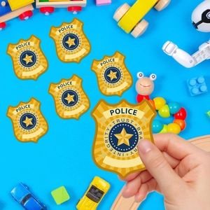 Gros plan d'autocollants d'insigne de police doré avec étoile pour fête d'enfants
