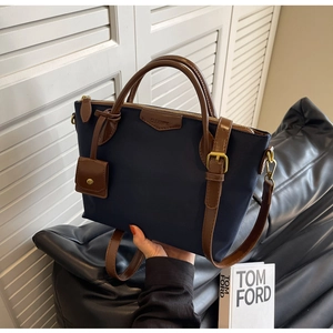 Details zum dunkelblauen Oxford-Shopper mit braunen Ledergriffen und kleiner Geldbörse