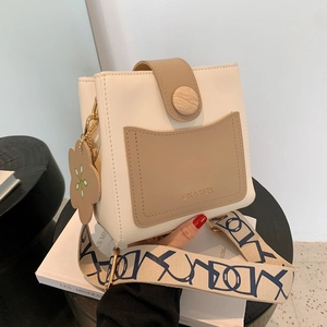 Sac seau vintage en cuir PU avec boucle en bois et bandoulière à motifs