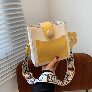 Mini sac seau bandoulière tendance crème et jaune avec large sangle géométrique
