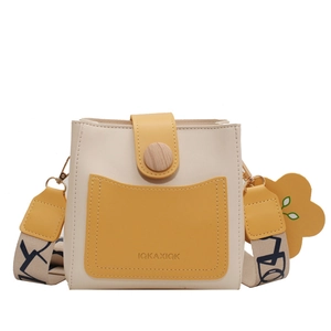Sac seau bandoulière tendance beige et jaune bicolore avec large sangle à motifs chic