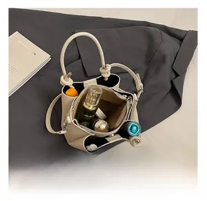 Interieur van de beige leren emmer tas met een centraal vak voorzien van ritssluiting
