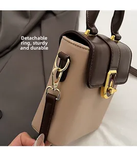 Détails du fermoir doré et du cuir grainé sur un sac à main vintage de style rétro
