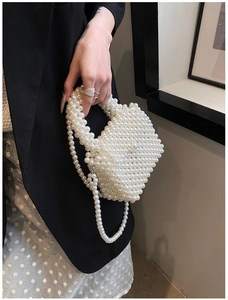 Detailansicht einer handgefertigten Perlen-Umhängetasche mit elegantem Blumenkleid