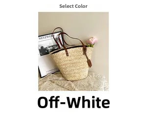 Détail d'un sac cabas en paille crème avec des poignées en cuir marron et décor de tulipes
