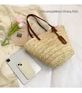 Détail du grand sac cabas en paille montrant la capacité intérieure avec un iPad