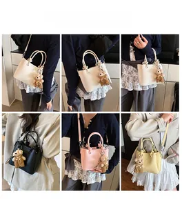 Crossbodytas met litchipatroon, knoophengsel en pluchen beerbedeltje in diverse kleuren