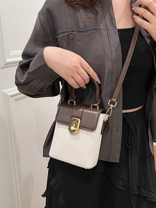 Sac à main vintage bicolore en cuir blanc et marron avec fermoir rotatif doré