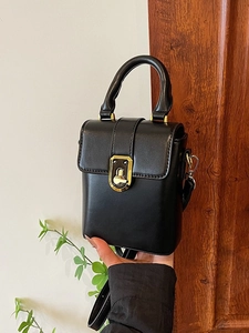 Sac à main noir élégant avec fermoir doré pour femme porté main ou en bandoulière chic