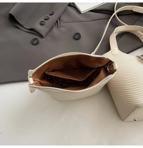 Detailansicht der Web-Handtasche mit braunem Stofffutter und offenem Innenfach