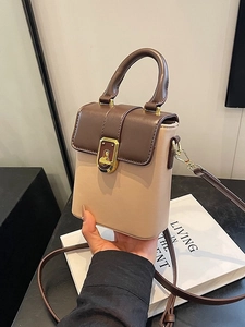 Petit sac carré rétro bicolore avec serrure dorée et bandoulière pour femme