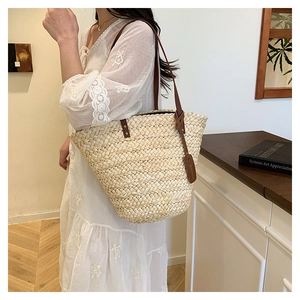 Détail du grand sac cabas en paille avec anses en cuir marron pour la plage