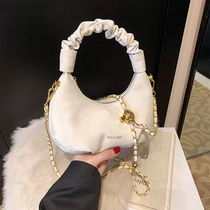Sac Dumpling Femme en Cuir PU Froncé Sac à Épaule de Luxe avec Chaîne Dorée et Pendentif en Peluche Sac à Main