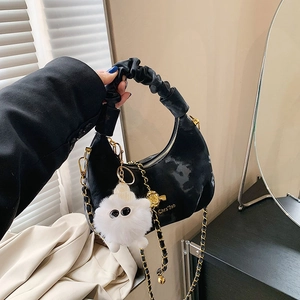 Sac hobo noir à motif d'encre blanc avec bandoulière chaîne dorée et breloque en peluche
