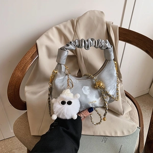 Sac à bandoulière argenté en forme de lune avec texture nuage et chaîne dorée