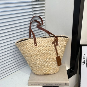 Grand sac cabas en paille tissée avec poignées en cuir marron pour plage et quotidien