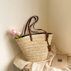 Grand sac cabas en paille avec poignées en cuir marron pour la plage ou les vacances