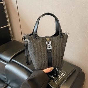 Schicke dunkelgraue Eimer-Tasche mit Webmuster, Metallschnalle und Lederriemen