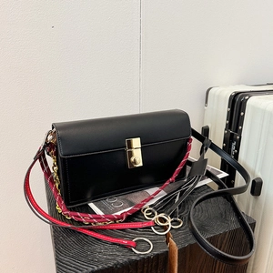 Borsa a tracolla nera minimalista con fibbia dorata e cinturini alla moda multipli