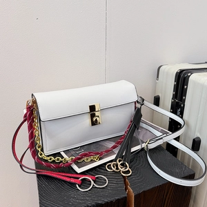 Borsa a tracolla in pelle bianca con corda intrecciata e chiusura dorata su legno