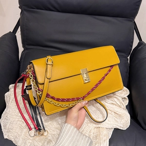 Elegante borsa a tracolla in pelle gialla con fibbia dorata e cinturino intrecciato