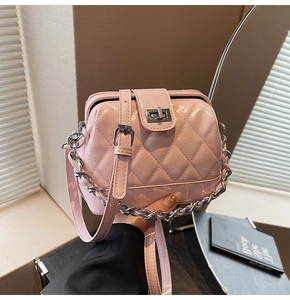 Dettaglio della borsa a mano rosa trapuntata con finitura lucida e chiusura a girello