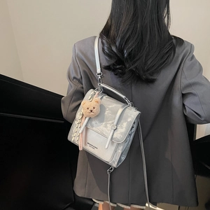 Zaino argento metallizzato da donna con ciondolo a forma di orso e manico superiore chic