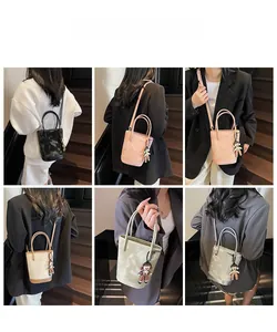 Détail de sacs seaux brillants en plusieurs couleurs avec pendentifs singe mignons