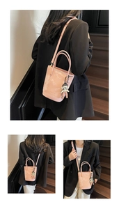 Détails du sac seau rose à motif marbre avec finition brillante et breloque poupée