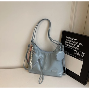 Détail du sac à main en cuir bleu clair avec fermeture éclair et petit porte-monnaie rond