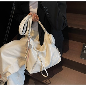 Sac cabas blanc en cuir brillant avec mini porte-monnaie et détail foulard en soie