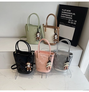 Cinq sacs seaux en cuir verni brillant avec gris-gris en menthe, beige, noir, rose et argent