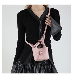 Rosafarbene Mini-Beuteltasche mit Litschi-Muster und silbernen Details am Modell