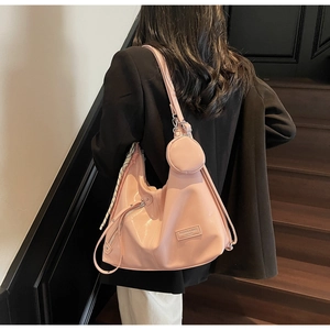 Sac hobo en cuir verni rose avec porte-monnaie assorti et détail de sangle tissée