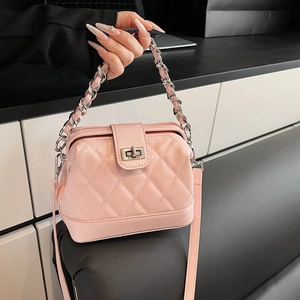 Borsa a mano rosa trapuntata con manico a catena d'argento e chiusura a girello in metallo
