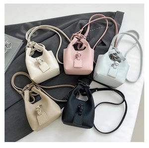 Detailansicht mehrerer Mini-Beuteltaschen mit Litchi-Maserung in fünf Pastellfarben