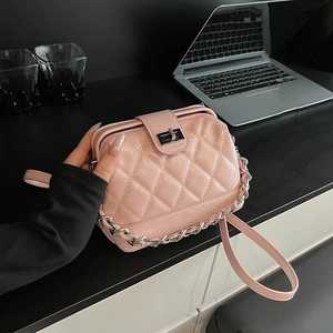 Borsa a mano rosa trapuntata con catena argento e tracolla per moda estiva donna
