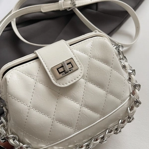 Elegante borsa a mano trapuntata con catena argento e chiusura metallica in pelle bianca