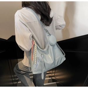 Détail du sac cabas en cuir souple bleu clair avec mini pochette et corde tressée