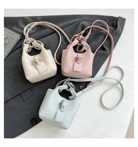 Mini-Eimertaschen in Creme, Rosa und Blau mit markanter Lychee-Lederstruktur