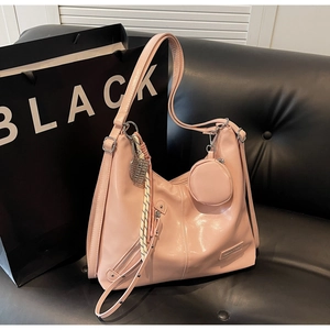 Sac hobo rose en similicuir brillant avec porte-monnaie rond et breloque tressée