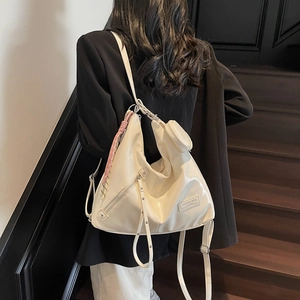 Sac fourre-tout hobo beige chic avec foulard en soie et pochette, sac à bandoulière tendance
