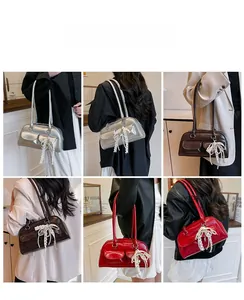 Détail du sac à bandoulière rétro avec poches cargo et nœud en dentelle et perles