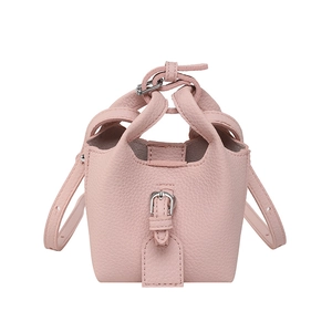 Rosa Mini-Beuteltasche aus Leder mit Litschi-Muster und modisch verknotetem Griff