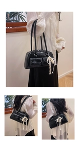 Sac bowling noir brillant avec breloque nœud en dentelle et deux poches avant aimantées